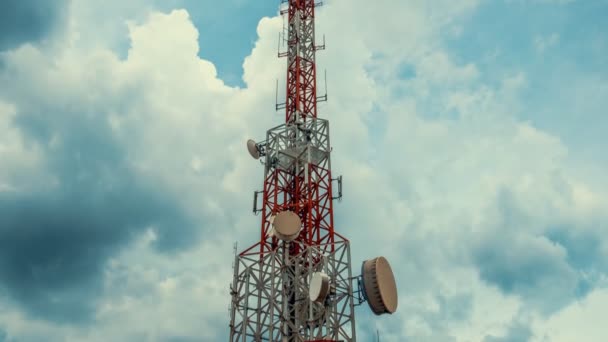 El lapso de tiempo de la torre de telecomunicaciones contra el cielo y las nubes en el fondo — Vídeos de Stock