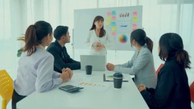 İş kadını, iş projesinde yeterlilikle yer alırsa ekipten kutlamalar aldı