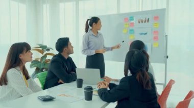 Yetenekli iş kadını takım liderinin iş projesi sunumu