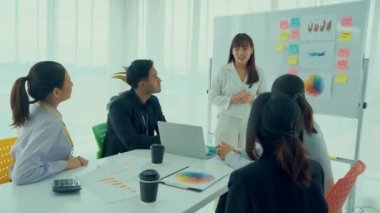 Yetenekli iş kadını takım liderinin iş projesi sunumu