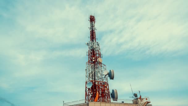 El lapso de tiempo de la torre de telecomunicaciones contra el cielo y las nubes en el fondo — Vídeos de Stock