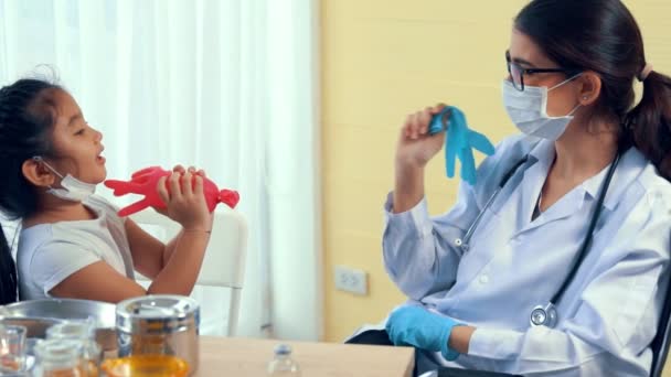 Une écolière rend visite à un médecin habile à l'hôpital pour la vaccination — Video