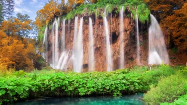 Film av vattenfall landskap i Plitvicesjöarna Kroatien i höst — Stockvideo