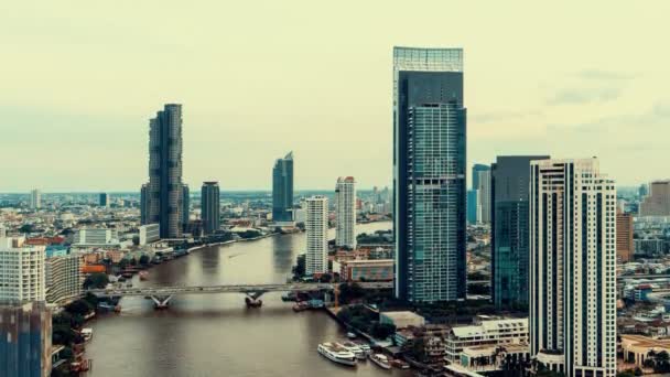 Paisaje urbano temporal y edificios de gran altura en el centro de la ciudad de Metrópolis — Vídeo de stock