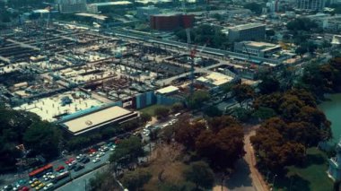 Metropolis 'teki şehir ve inşaat alanının panoramik görüntüsü