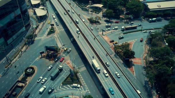 Carrefour routier achalandé dans le centre-ville de la métropole — Video