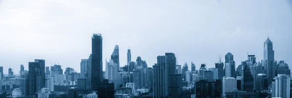 Paisagem urbana com filtro azul e edifícios altos no centro da cidade de metrópole — Fotografia de Stock