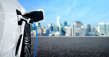 Yeşil enerji ve eko seyahat kavramında elektrikli araba şarj istasyonu