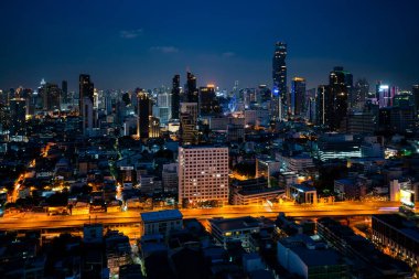 Metropolis şehir merkezinde gece manzarası ve yüksek binalar