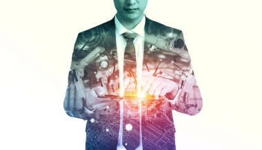 Mekanize endüstri robotu kolu ve fabrika işçisi çift pozlama