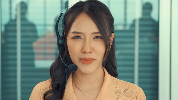 Videosamtal kamera syn på affärskvinna talar aktivt i videokonferens — Stockfoto