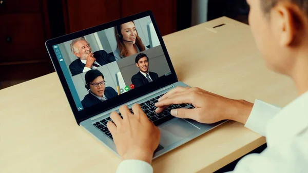 Réunion des gens d'affaires par vidéoconférence sur un lieu de travail virtuel ou un bureau distant — Photo