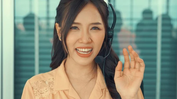 Videotelefonie-Kamerabild der Geschäftsfrau spricht aktiv in Videokonferenz — Stockfoto