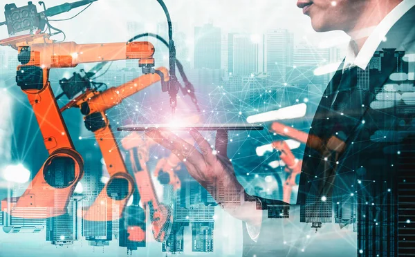 機械化された産業用ロボットアームと工場労働者二重暴露 — ストック写真