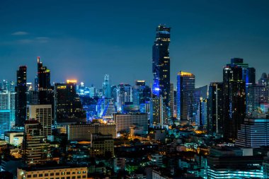 Metropolis şehir merkezinde gece manzarası ve yüksek binalar