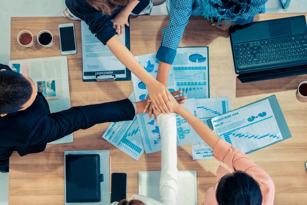 Teamwork-Geschäftsleute schließen sich bei Treffen zusammen. — Stockfoto