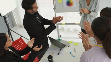 İş kadını, iş projesinde yeterlilikle yer alırsa ekipten kutlamalar aldı