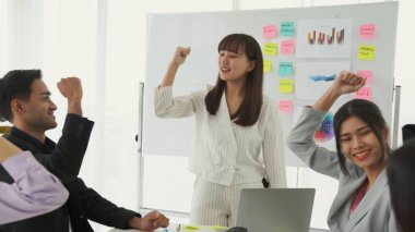 Yetenekli iş kadını takım liderinin iş projesi sunumu