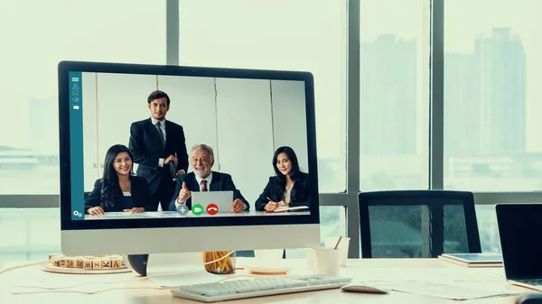 Réunion des gens d'affaires par vidéoconférence sur un lieu de travail virtuel ou un bureau distant — Photo