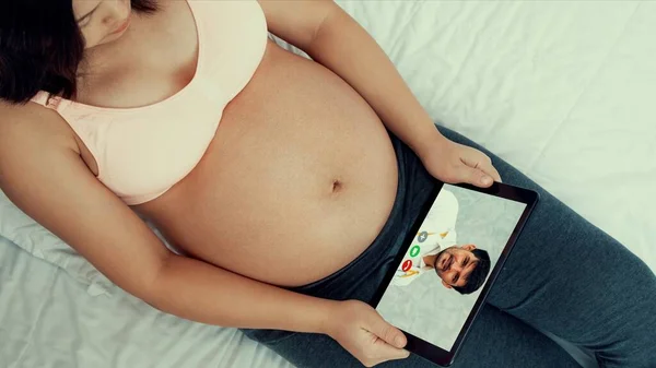医師遠隔医療サービスオンラインビデオ妊娠中の女性のための妊娠中のケア — ストック写真