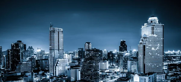 Paysage urbain et immeubles de grande hauteur filtrés en bleu dans le centre-ville de la métropole — Photo