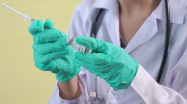 Yetenekli doktor aşıyı enjeksiyondan önce yeterince hazırlayın.
