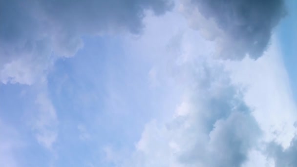 Απρόσκοπτη βρόχο αφράτα σύννεφα σε μπλε ουρανό το καλοκαίρι πυροβόλησε σε μια ηλιόλουστη μέρα — Αρχείο Βίντεο