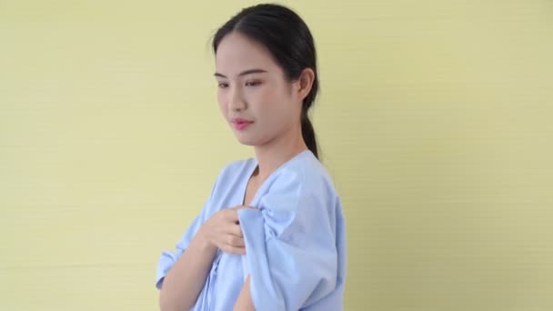 快乐地展示COVID-19疫苗绷带的年轻亚洲妇女 — 图库视频影像