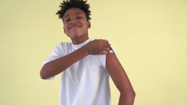 Afro-Amerikalı genç COVID-19 aşısını neşeyle gösteriyor. — Stok video