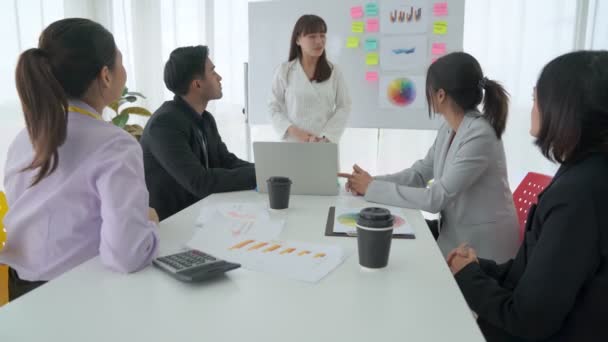 Empresária proficientemente presente projeto de trabalho receber celebrações da equipe — Vídeo de Stock