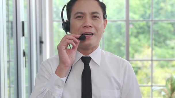 Videollamada vista de cámara de hombre de negocios habla activamente en videoconferencia — Vídeos de Stock