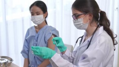 Genç bayan, aşı için yetenekli doktoru hastanede ziyaret ediyor.