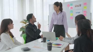 Yetenekli iş kadını takım liderinin iş projesi sunumu