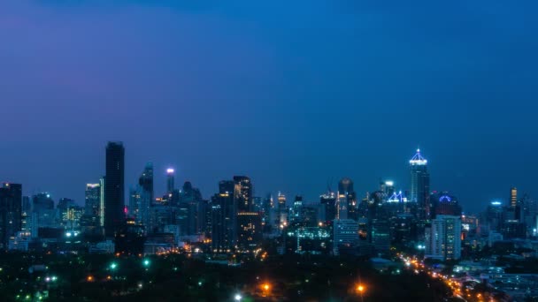 Tempo lapso noite cityscape e arranha-céus edifícios no centro da cidade de metrópole — Vídeo de Stock