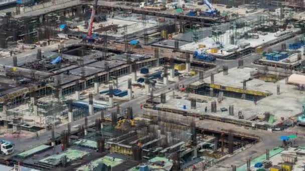 Tidsforfall på byggeplassen med tunge bygningsmaskiner i metropolis – stockvideo