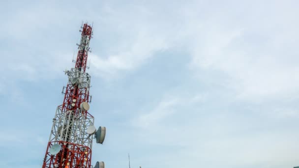 Gökyüzüne ve arkaplandaki bulutlara karşı telekomünikasyon kulesinin zaman atlaması — Stok video