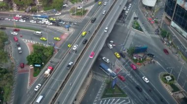 Metropolis şehir merkezinde yoğun otoyol kavşağı