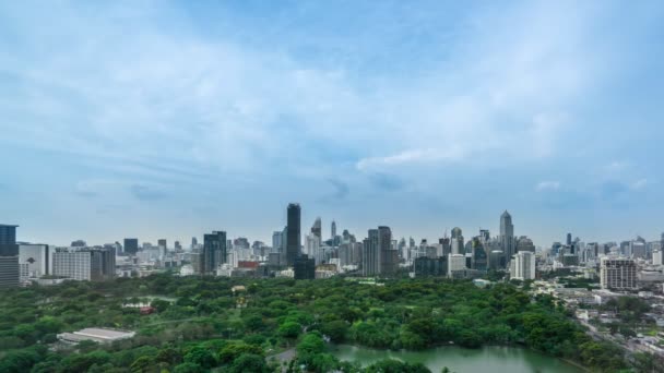 Zeitraffer öffentlicher Park und Hochhäuser Stadtbild in der Metropole — Stockvideo