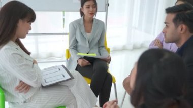 İş adamları daire içinde otururken iş projesini ustaca tartışıyor