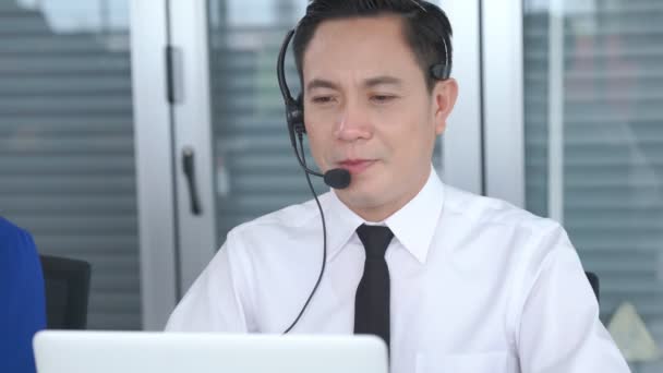 戴着耳机在办公室积极工作的商人 — 图库视频影像