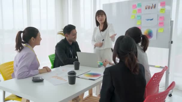 Presentación del proyecto empresarial a cargo de una experta empresaria líder de equipo — Vídeos de Stock