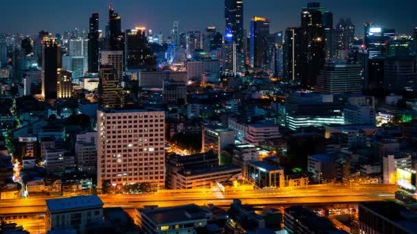 Денний та нічний перехідний проміжок часу міського пейзажу та будівель у мегаполісі — стокове відео