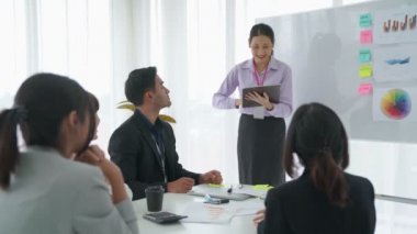 Yetenekli iş kadını takım liderinin iş projesi sunumu