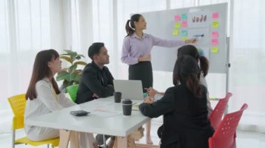 Yetenekli iş kadını takım liderinin iş projesi sunumu