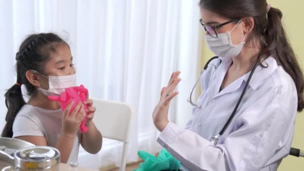 Школа девушка посещает опытного врача в больнице для вакцинации — стоковое видео