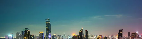 Paisaje nocturno y edificios de gran altura en el centro de la ciudad de Metrópolis — Foto de Stock