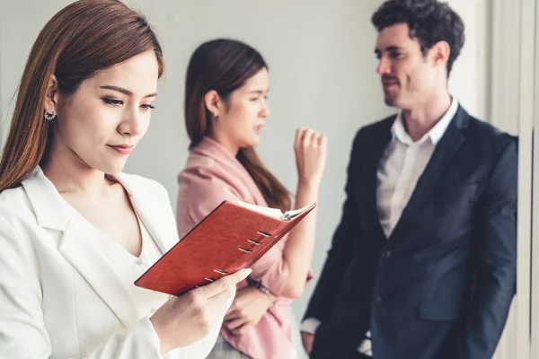 Empresaria leyendo libro en oficina de negocios . — Foto de Stock