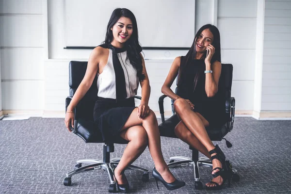 Jóvenes empresarias asiáticas de pie en el cargo. —  Fotos de Stock