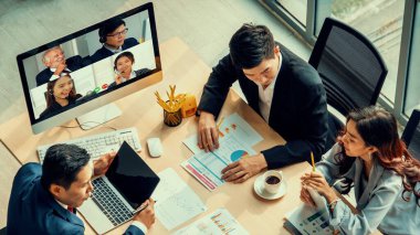 Sanal işyerinde ya da ücra bir ofiste grup iş adamları buluşması