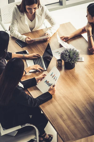 Femmes d'affaires en réunion, Ordinateur portable sur la table — Photo